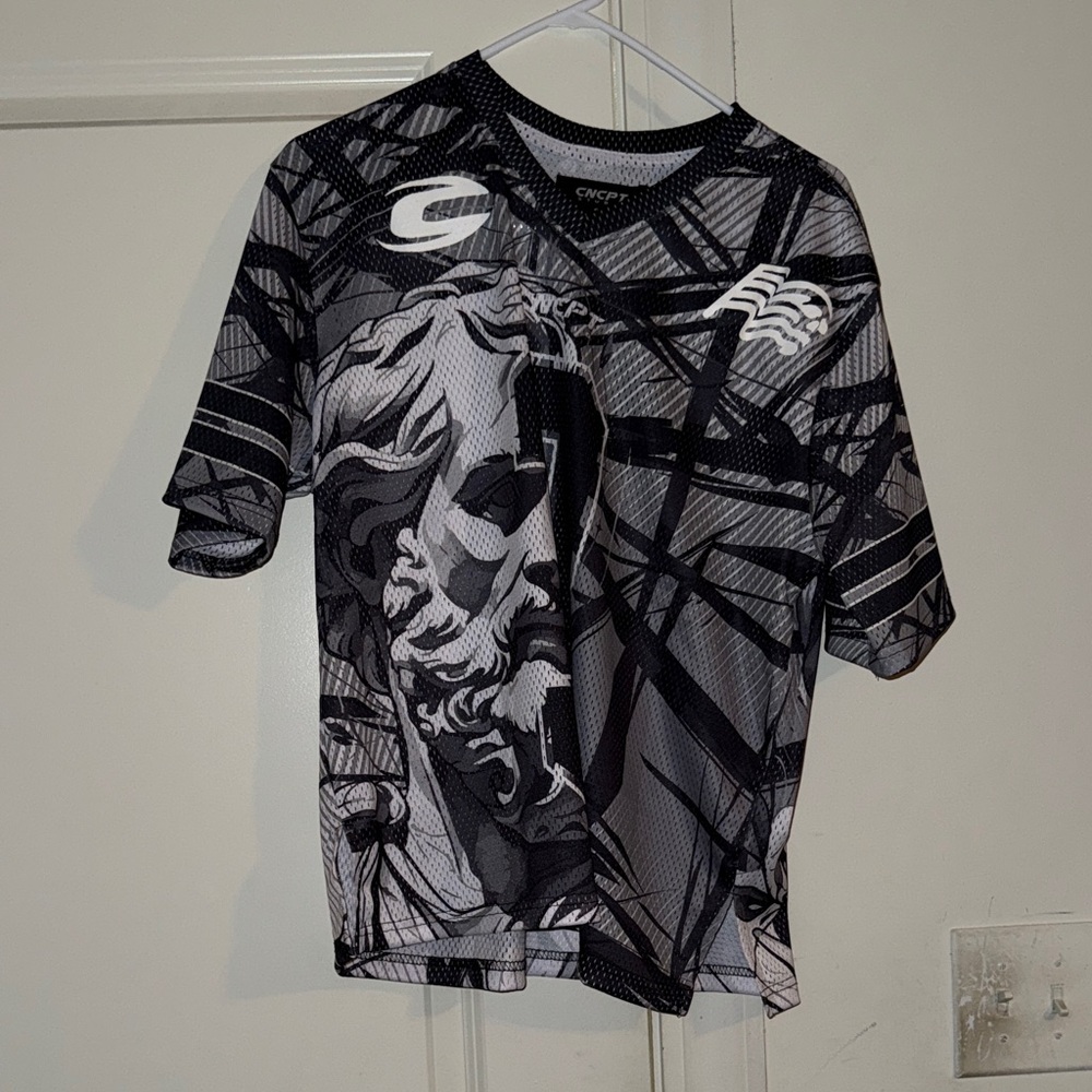 Rue21 Black and Gray Graphic Jersey